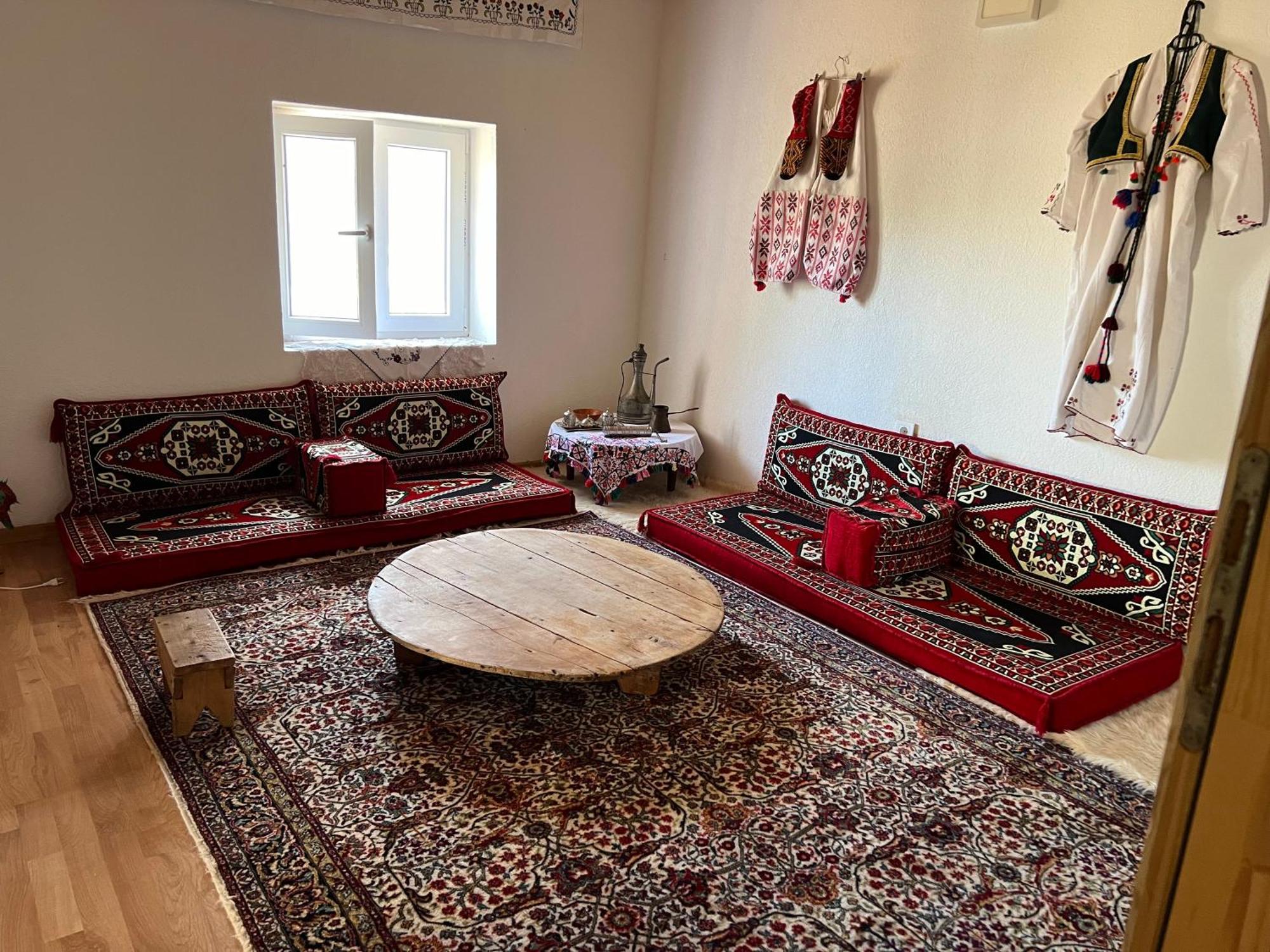 Kod Kapetana Tea Bed and Breakfast Gornji Lukomir Buitenkant foto