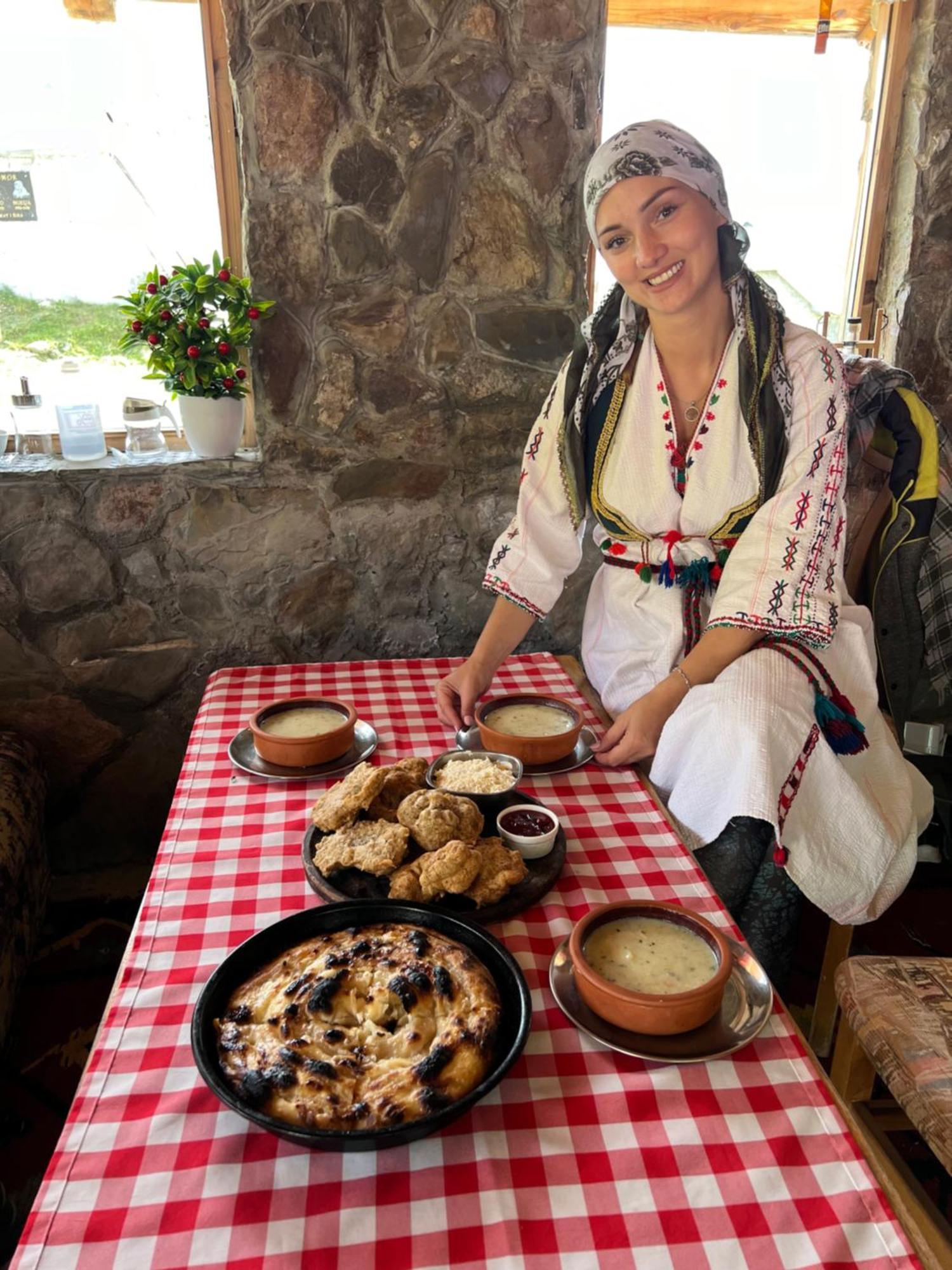 Kod Kapetana Tea Bed and Breakfast Gornji Lukomir Buitenkant foto