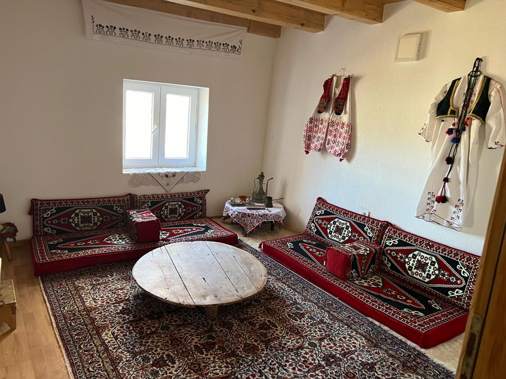 Kod Kapetana Tea Bed and Breakfast Gornji Lukomir Buitenkant foto